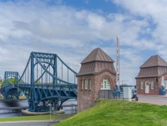 Die Kaiser Wilhelm-Brücke mit geöffneten Schranken.